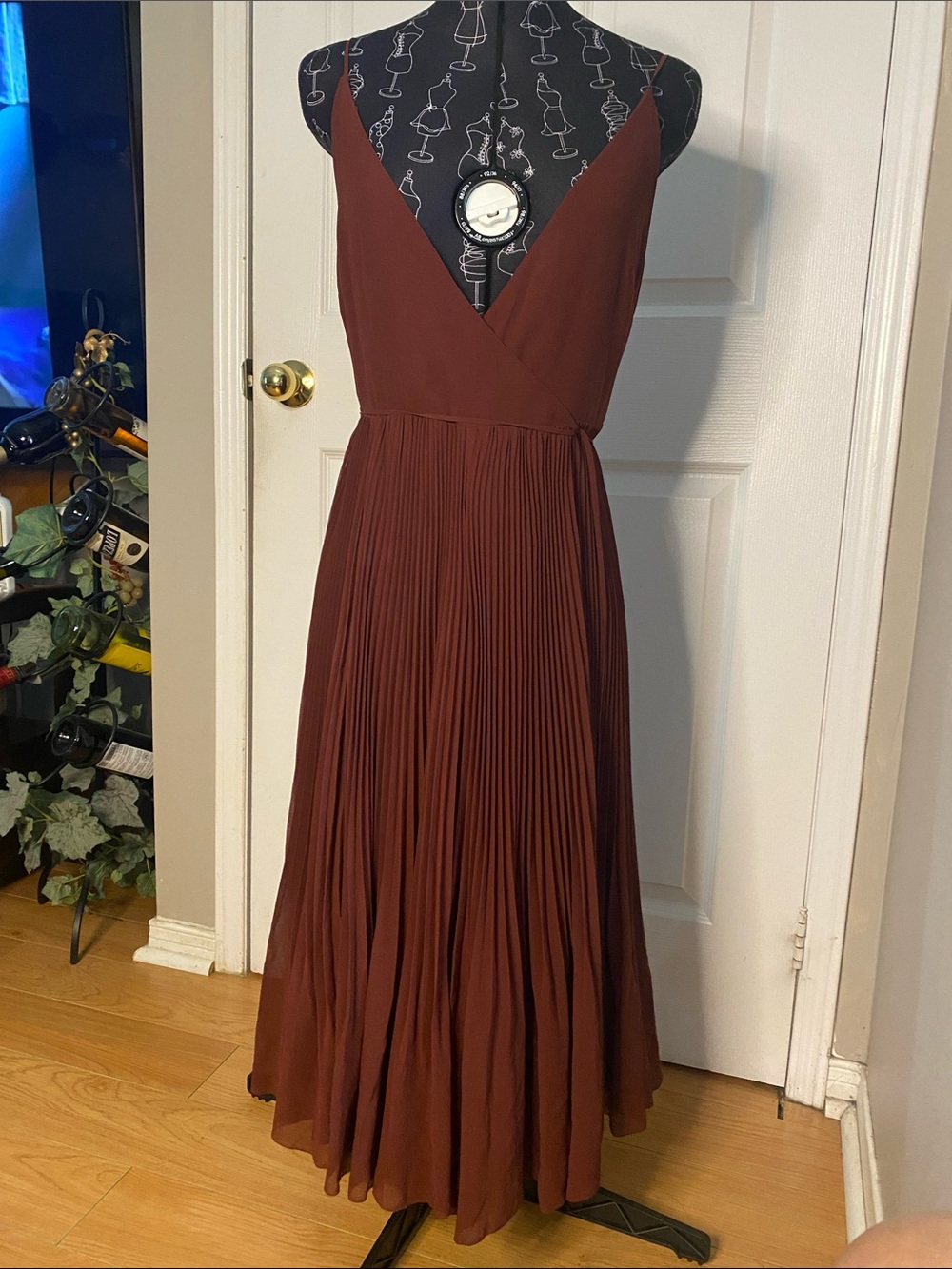 Wilfred Brick Brown Pleated Maxi Dress with V-Neck and Spaghetti Straps #14